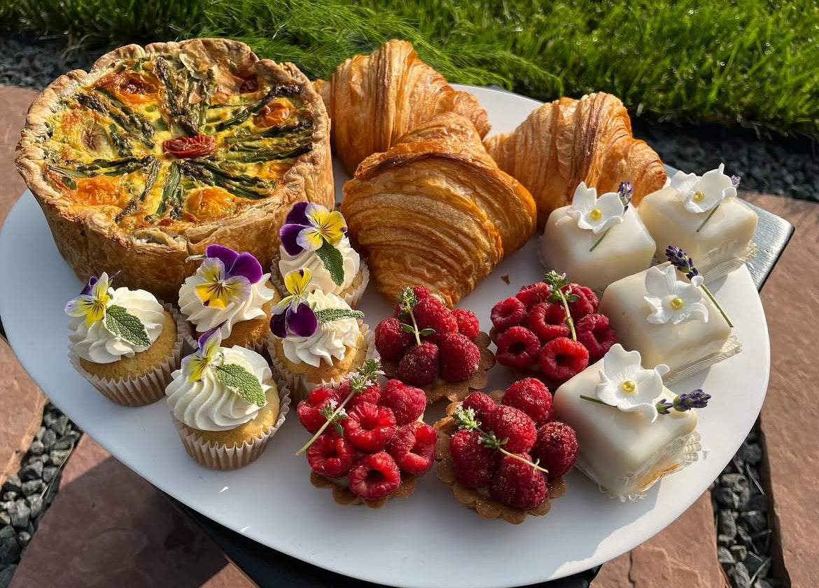 100x Edible Flower Mix - Perfect for Wedding Cakes
