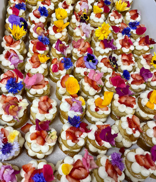 100x Edible Flower Mix - Perfect for Wedding Cakes