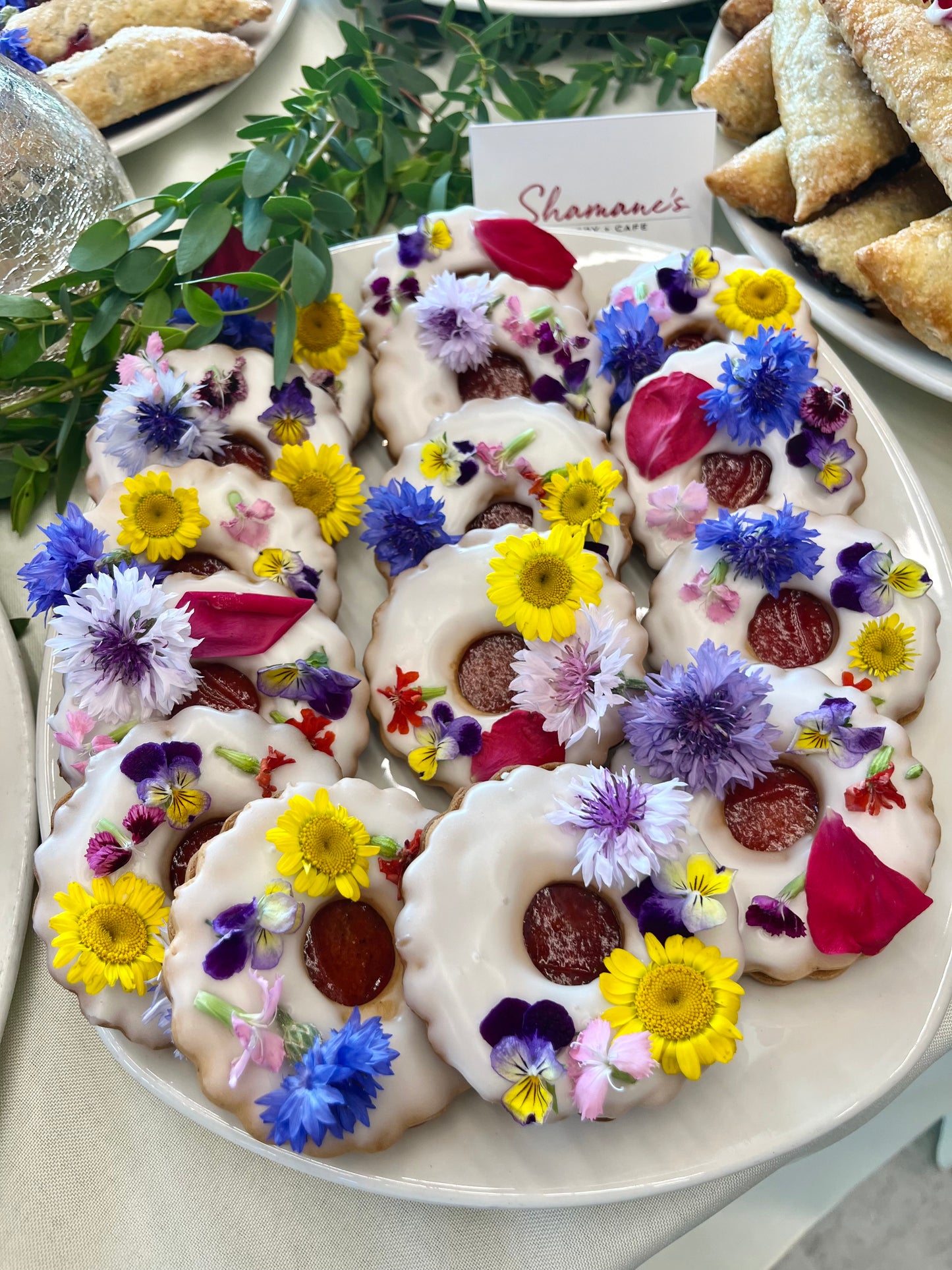 100x Edible Flower Mix - Perfect for Wedding Cakes