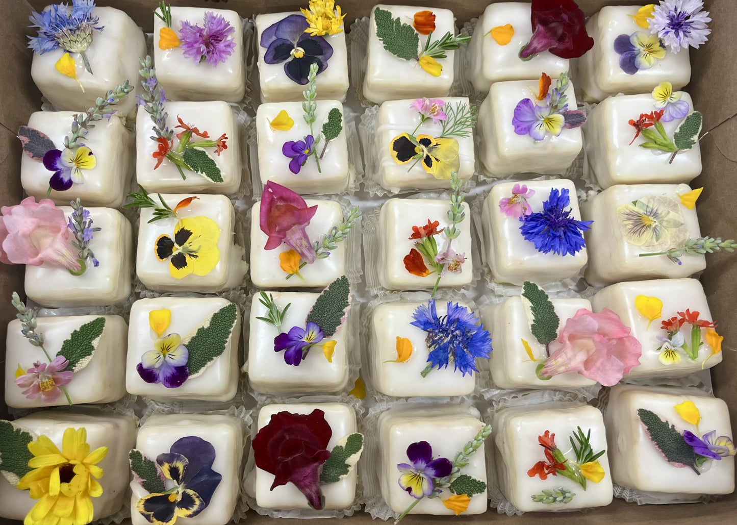 100x Edible Flower Mix - Perfect for Wedding Cakes